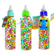 Babyfläschchen mit Zuckerperlen und Spielzeug
