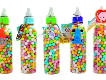 Babyfläschchen mit Zuckerperlen und Spielzeug